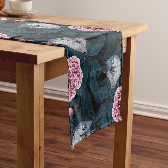 Chemin De Table Court Oiseaux et fleurs de pivoines roses avec feuille (In Situ)
