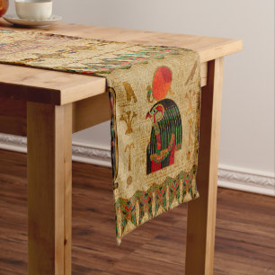 Chemin De Table Court Ornement de Horus d'Egyptien sur le papyrus