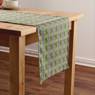 Chemin De Table Court Pale Lavender Stripes avec Greens Table Runer
