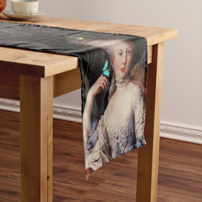 Chemin De Table Court Papillon bleu Jeune Marie Antoinette sur Noir (In Situ)