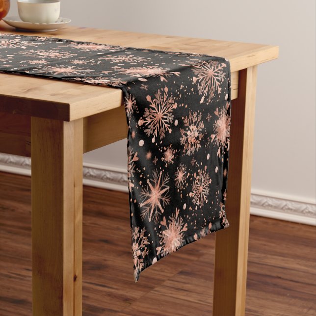Chemin De Table Court Rose Gold Snowflakes sur Black (In Situ)