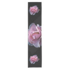 Rose magnifique de rose sur le noir