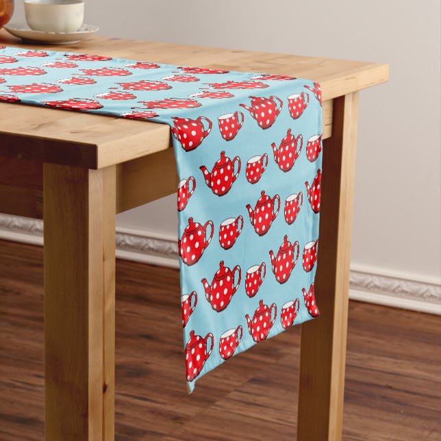 Chemin De Table Court Spotty Red Teapot et tasses Motif bleu (In Situ)