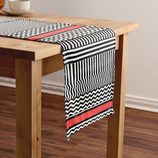 CHEMIN DE TABLE COURT STRIPES DE CHEVRON BLANC NOIR + BANDE ROUGE (In Situ)