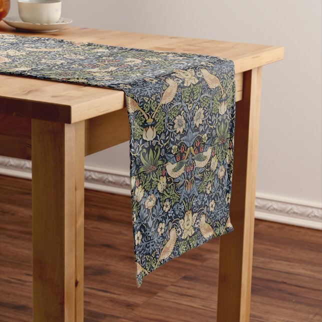 Chemin De Table Court Thief fraise par William Morris Indigo Mineral (In Situ)