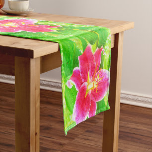 Chemin De Table Court Un stargazer rose assez profond Lily sur Lime Gree