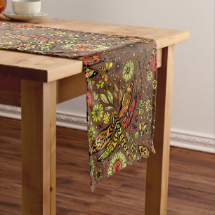 Chemin De Table Court Voler, voler libellule sur la cannelle brun