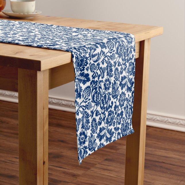 Chemin De Table Court William Morris Floral Damask, bleu Cobalt sur blan (In Situ)