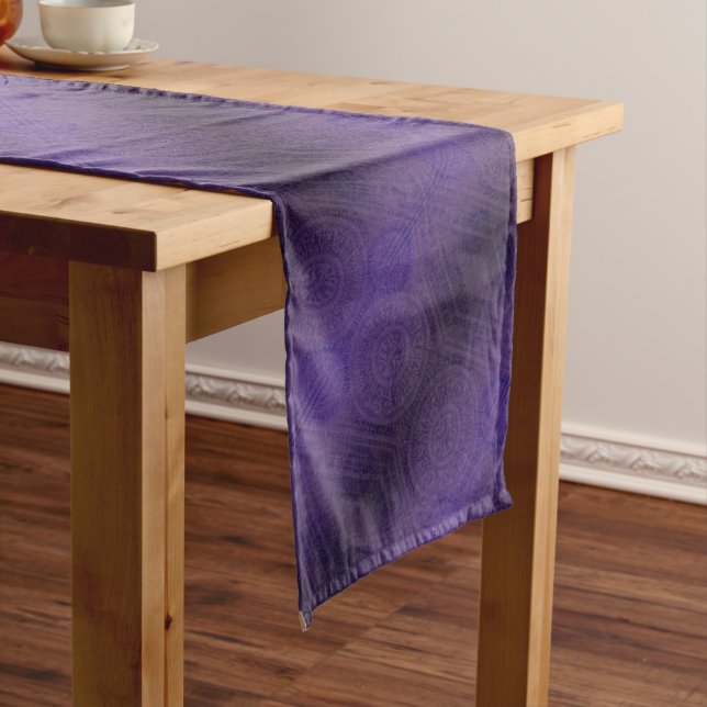 Chemin De Table Long Acceptation | Médaillons de méditation violette (In Situ)
