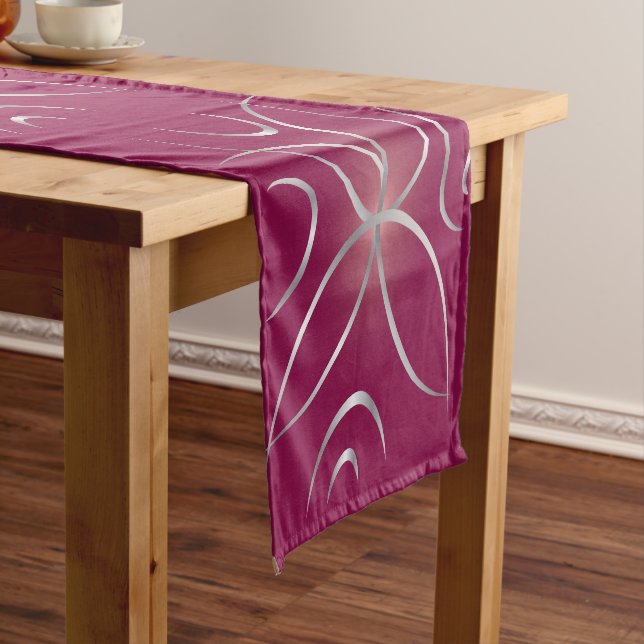 Chemin De Table Long Argent sur magenta (In Situ)