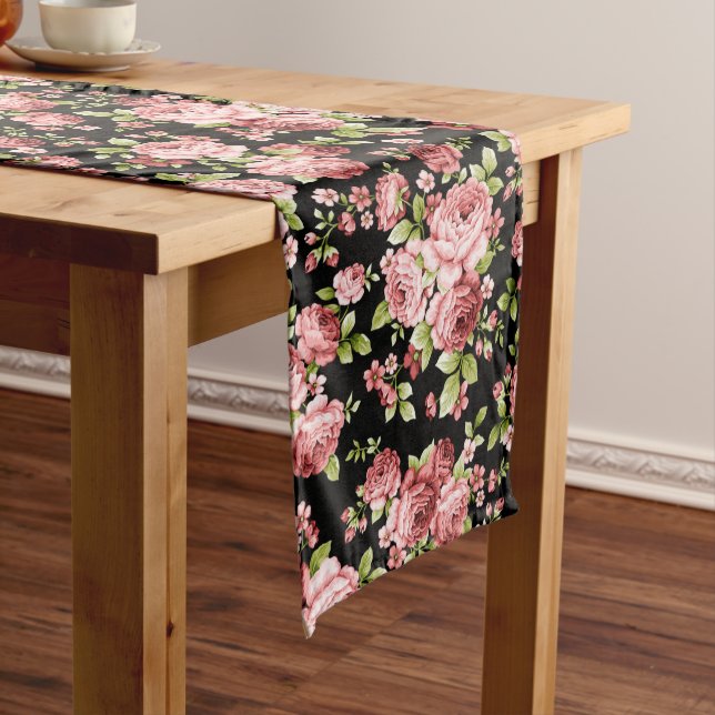 Chemin De Table Long Beau Roses à motifs floraux avec feuillage vert (In Situ)