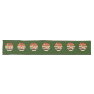 Chemin De Table Long Boule de golf sur l'herbe verte avec Fer Golfer Pa