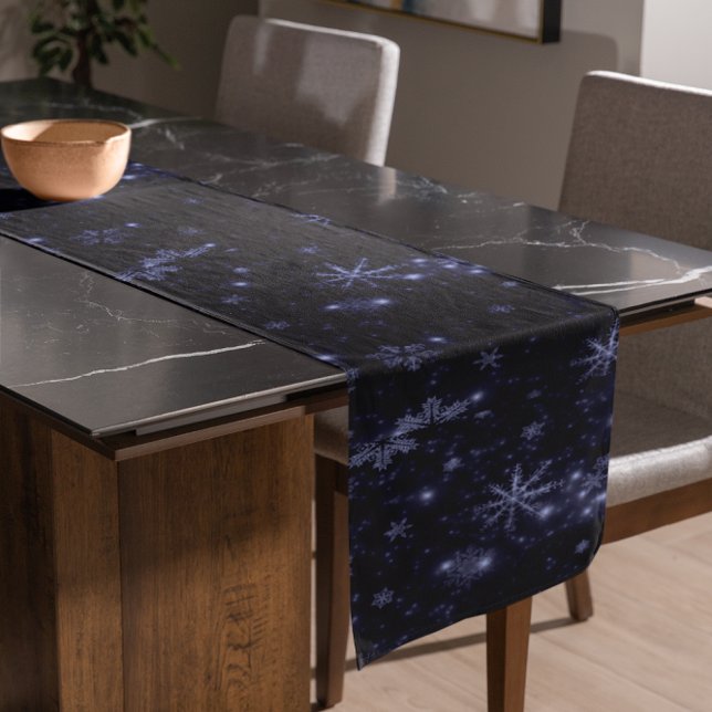 Chemin De Table Long Couteaux de neige blanc Coureur de table Bkgrd Ble (White Snowflakes Midnight Blue Background Table Runner)