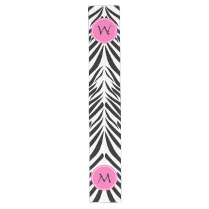 Chemin De Table Long Monogramme noir et blanc et rose chaud Zèbre impri