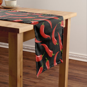 Chemin De Table Long Peppers de Red Chili sur Black Table Runner