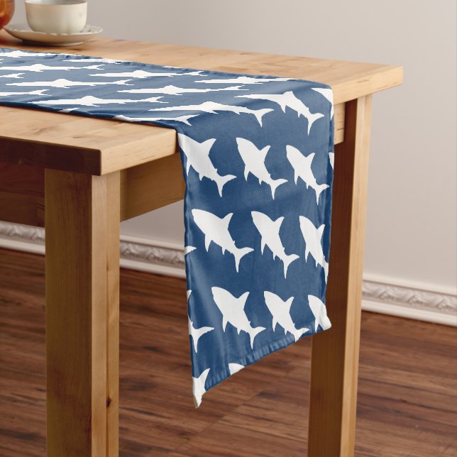 Chemin De Table Long Silhouettes modernes et bleu de requin blanc (In Situ)