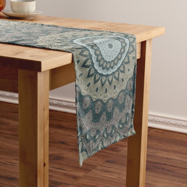 Chemin De Table Long Taupe et Mandala Turquoise avec symétrie tribale (In Situ)