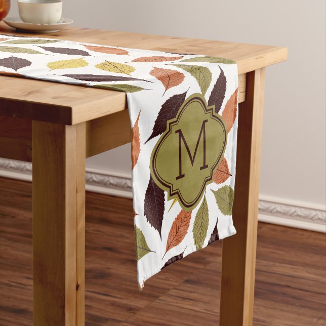 Chemin De Table Moyen Monogramme personnalisé Motif de feuilles automnal (In Situ)