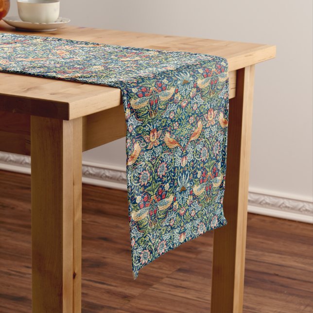 Chemin De Table Moyen Thief fraise par William Morris Indigo Mineral (In Situ)