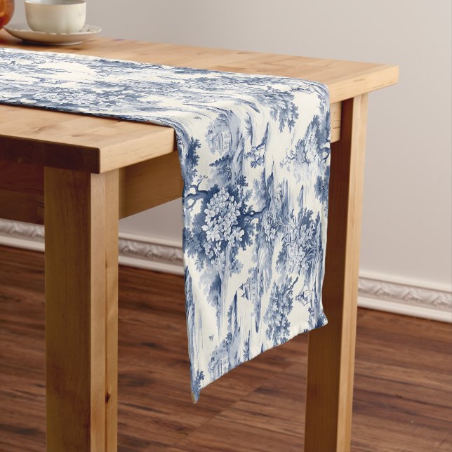 Chemin De Table Moyen Toile de jouy, bleu et blanc, porcelaine, (In Situ)