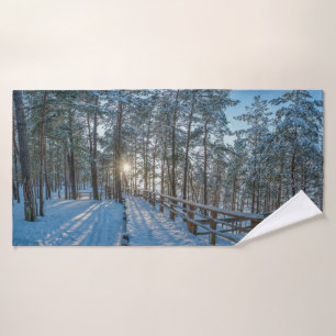 Chemin en bois sur la forêt d'hiver enneigée