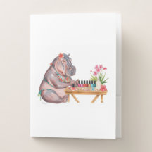 Hippopotame en bikini est sur la plage manucure