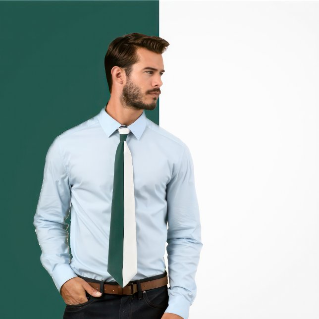 Chemise verte et blanche à col divisé cravate (Man wears a necktie with a green and white vertical split minimalist tie. )