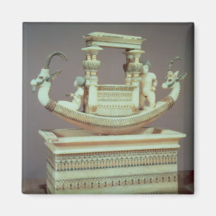 Chest with a boat decorated with two heads magnet