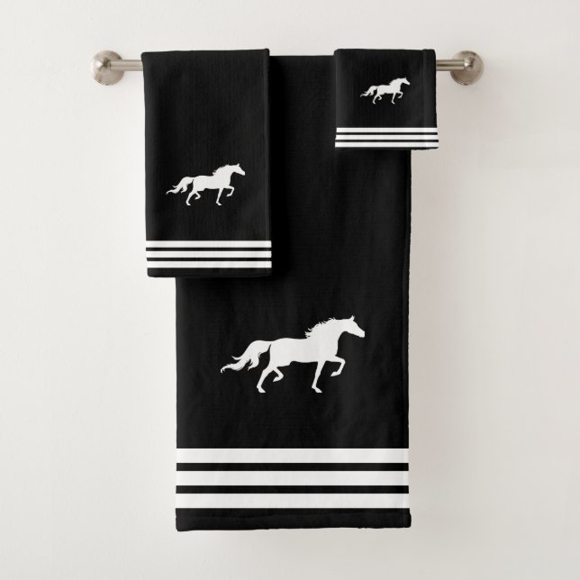 Cheval blanc personnalisé et trois bandes en noir (En situation)