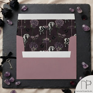 Cheval de carrousel gothique enveloppe mauve