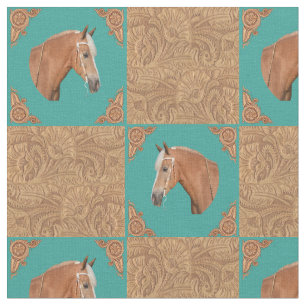 Cheval de palomino avec le tissu occidental