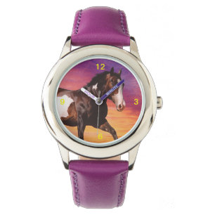 Cheval de peinture avec une montre de lever de sol