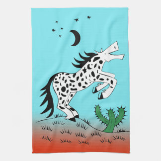 Cheval tacheté dans la serviette de thé de cuisine