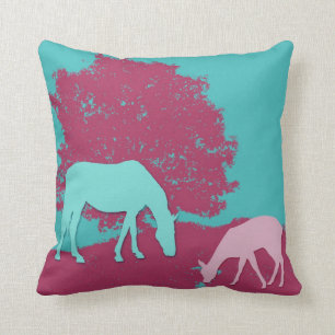 Cheval turquoise et coussin rose de cerfs communs