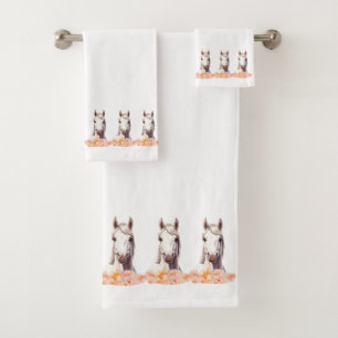 Chevaux blancs élégants et modernes avec des fleur