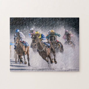Chevaux de course dans le puzzle de neige