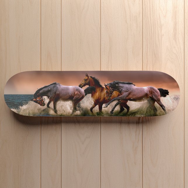 Chevaux de galop dans le pont de skateboard de Sur (Créateur téléchargé)