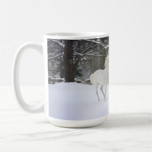Chevaux jouant dans la tasse de neige