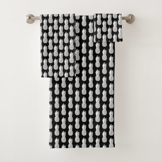 Chic black and white pineapple bathroom towel set (Insitu)
