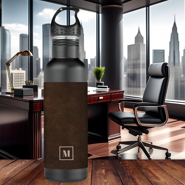 Chic Dark Brown Faux Bouteille d'eau en cuir (Water bottle featuring a chic dark brown faux leather design with a rectangular shape and monogram)