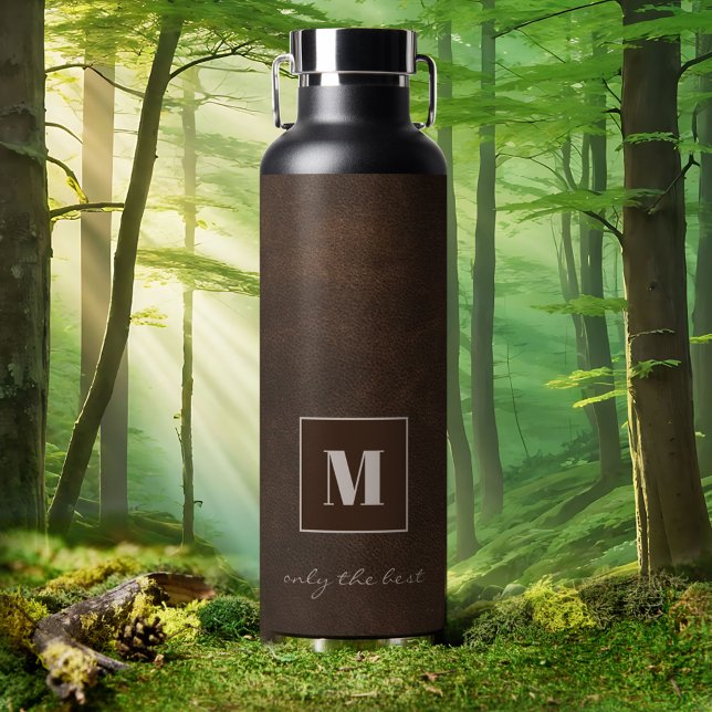 Chic Dark Brown Faux Bouteille d'eau en cuir (Insulated water bottle featuring a chic dark brown faux leather design with custom monogram)