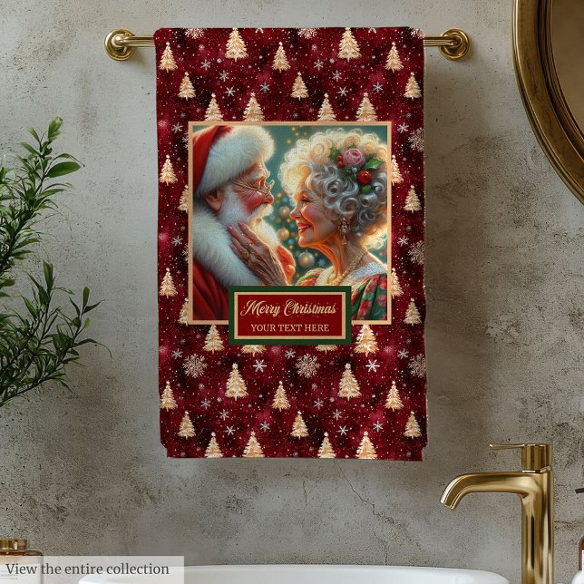 Chic M. et Mme Claus Gold Trees Serviette de bain  (Chic Mr. and Mrs. Claus Gold Trees Red Bath Towel)