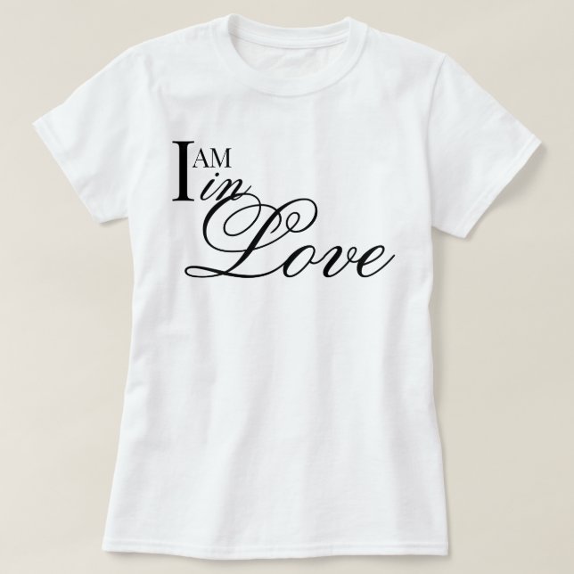Chic script I AM in Love aesthetic affirmation T-Shirt (Design Front)