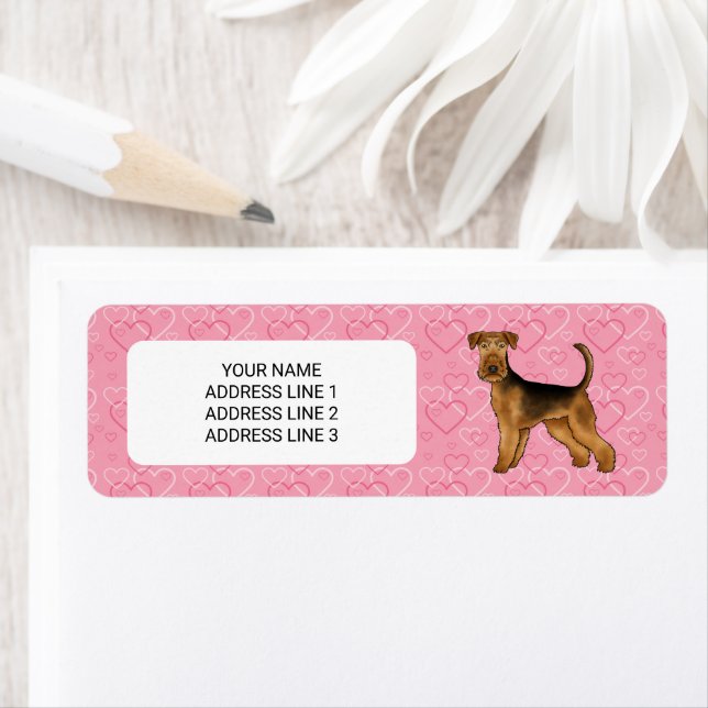 Chien Airedale Terrier avec cœurs roses et texte (En situation)