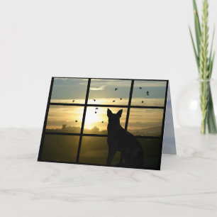 Chien dans la carte de sympathie du chien de fenêt