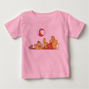 Chien jouant avec des T-shirts et des cadeaux de