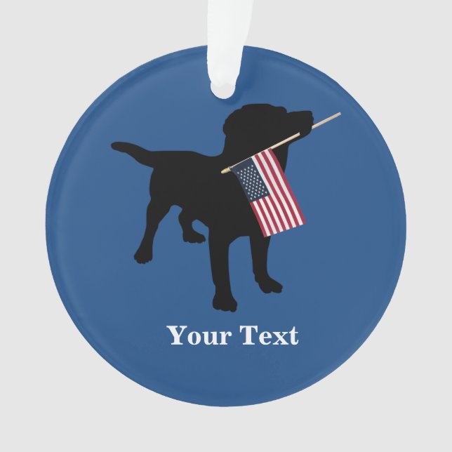 Chien noir de laboratoire avec le drapeau (devant)