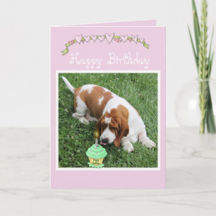 Chien, petits gâteaux, et coeurs de la carte