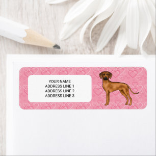 Chien Rhodesian Ridgeback sur cœurs roses avec tex