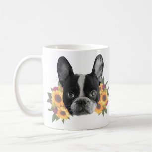 Chien-taureau français avec Mug de café aux fleurs